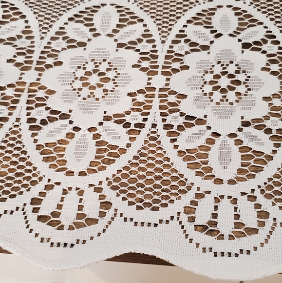 Lace table runner - Picture 3 of 3